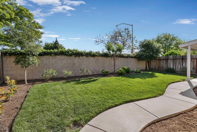 2042 Spring Blossom Ln, Turlock, CA 95382