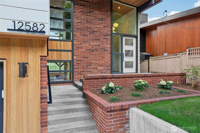 12582 Riviera Place NE, Seattle, WA 98125