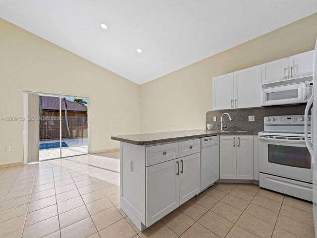 704 SE 14th Place, Homestead, FL 33033