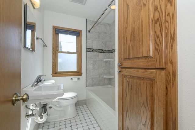 921 E Howard AVENUE, Milwaukee, WI 53207