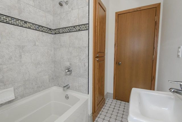 921 E Howard AVENUE, Milwaukee, WI 53207