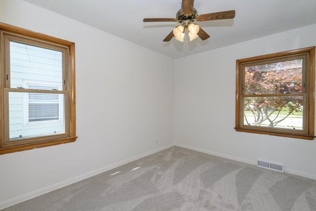 921 E Howard AVENUE, Milwaukee, WI 53207
