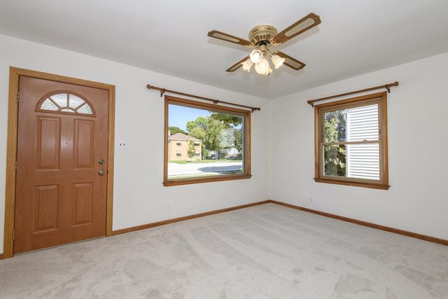 921 E Howard AVENUE, Milwaukee, WI 53207