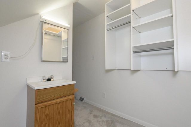 921 E Howard AVENUE, Milwaukee, WI 53207