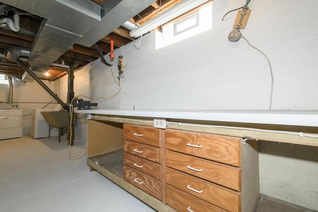 921 E Howard AVENUE, Milwaukee, WI 53207