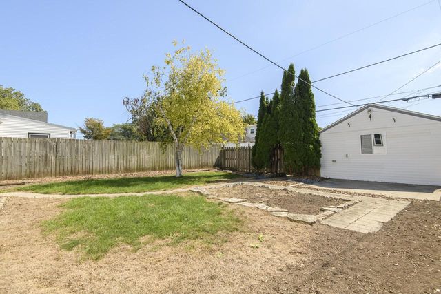 921 E Howard AVENUE, Milwaukee, WI 53207