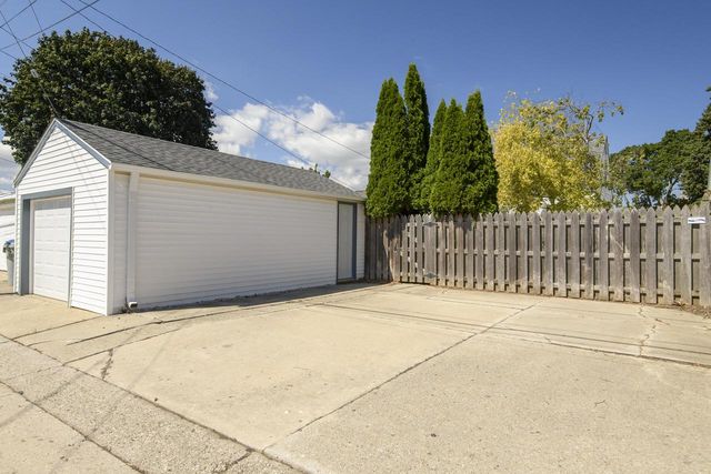 921 E Howard AVENUE, Milwaukee, WI 53207