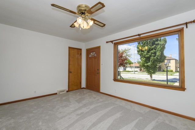 921 E Howard AVENUE, Milwaukee, WI 53207