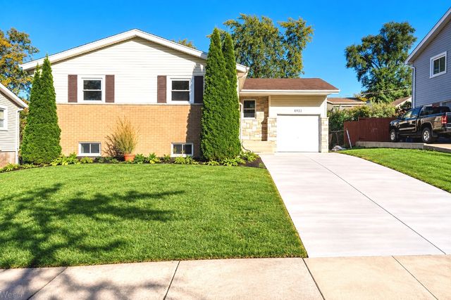 8933 S OAKWOOD Drive, Hickory Hills, IL 60457