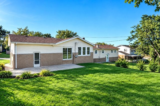 8933 S OAKWOOD Drive, Hickory Hills, IL 60457