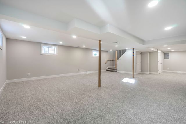 8933 S OAKWOOD Drive, Hickory Hills, IL 60457