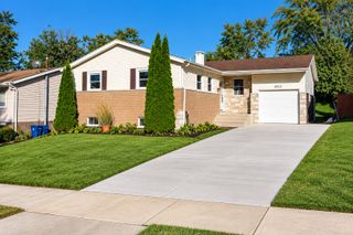 8933 S OAKWOOD Drive, Hickory Hills, IL 60457