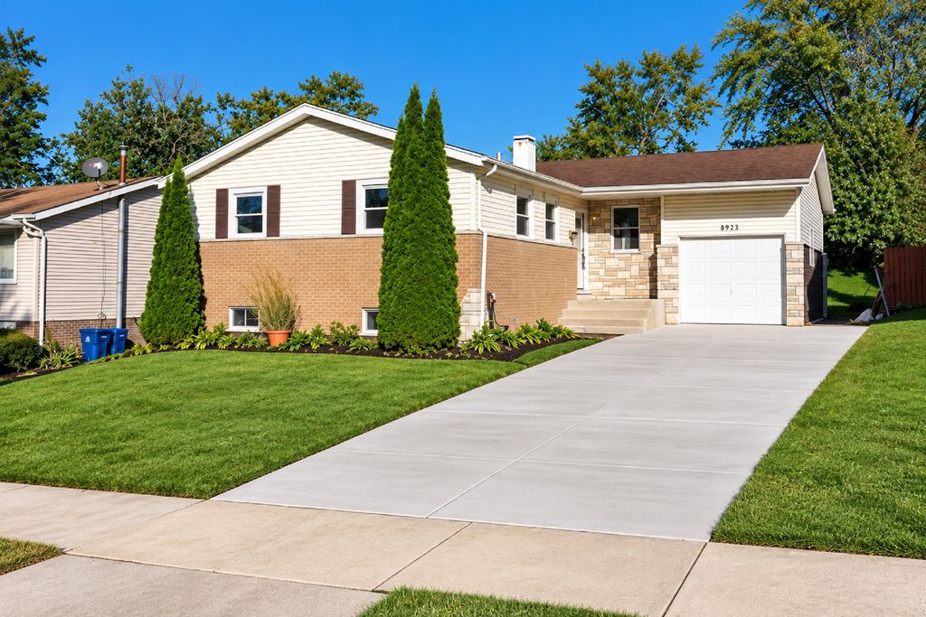 8933 S OAKWOOD Drive, Hickory Hills, IL 60457