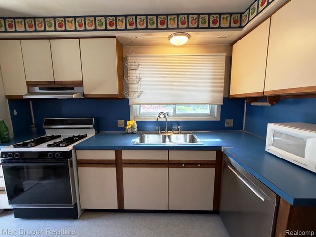 6700 Cronin Drive, Dearborn Heights, MI 48127