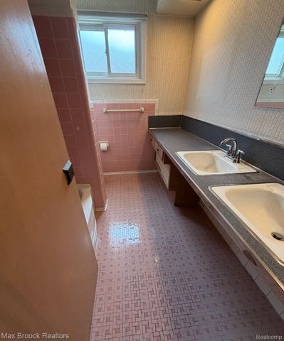 6700 Cronin Drive, Dearborn Heights, MI 48127