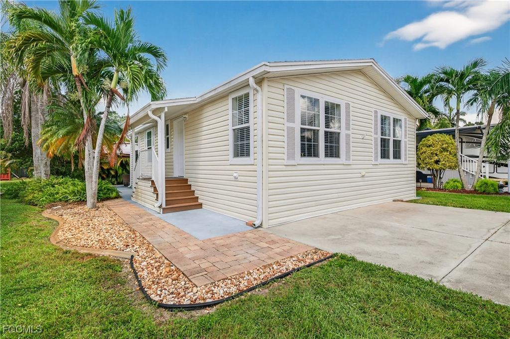5720 Maplewood CT, Fort Myers, FL 33905