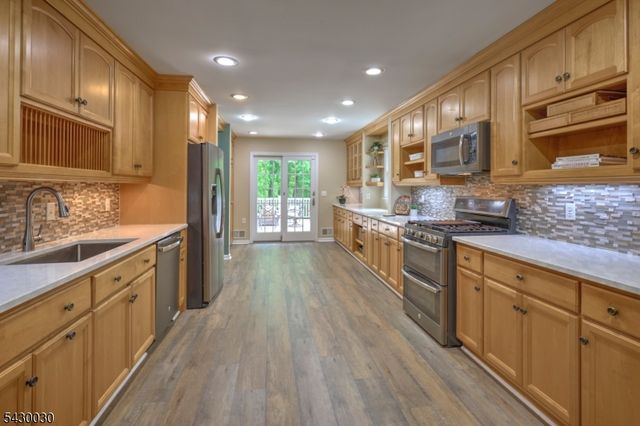 77 Riverside Dr, Bernards Twp., NJ 07920