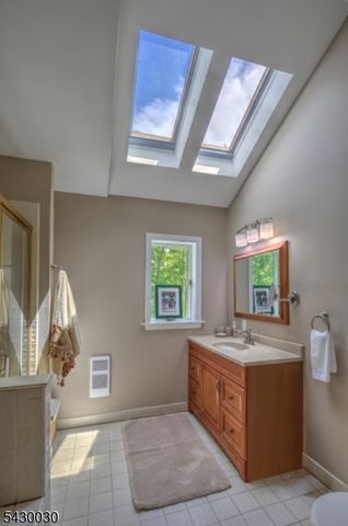 77 Riverside Dr, Bernards Twp., NJ 07920