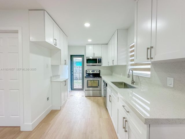 4000 SW 28th St, West Park, FL 33023