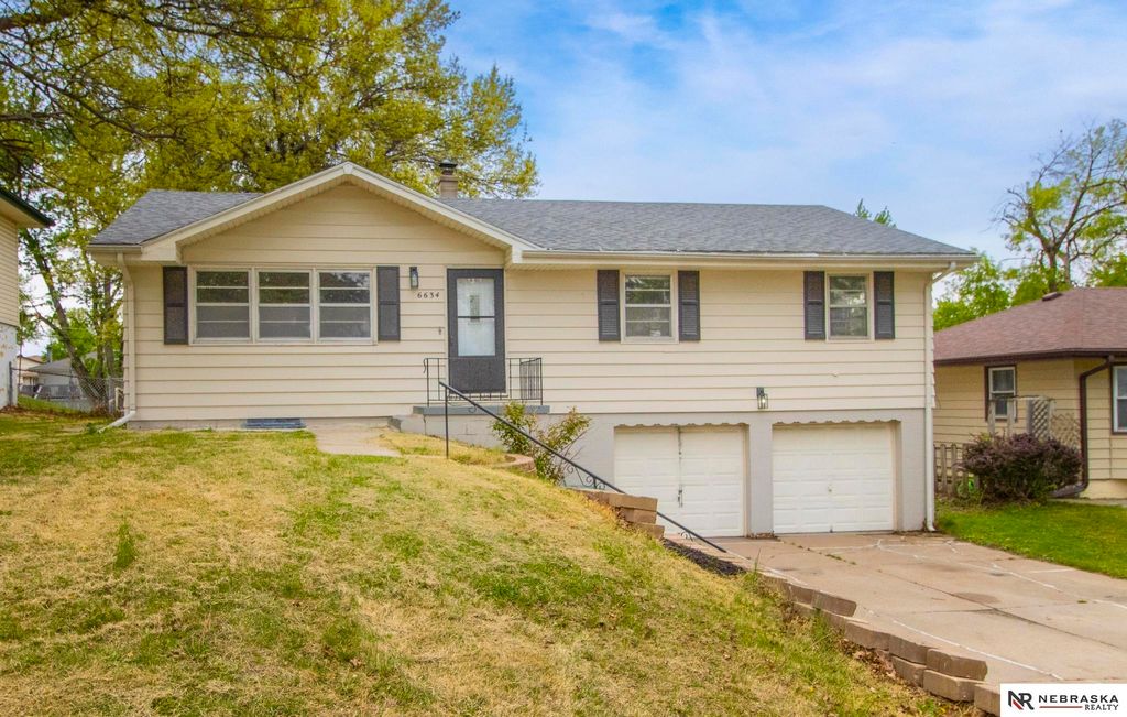 6634 Curtis Avenue, Omaha, NE 68104