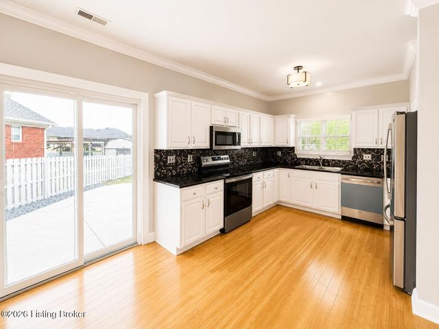 1118 Silvercrest Ln, Louisville, KY 40223