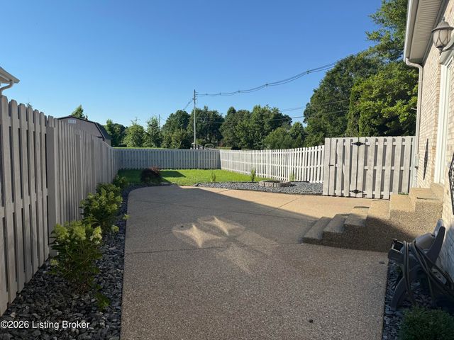 1118 Silvercrest Ln, Louisville, KY 40223