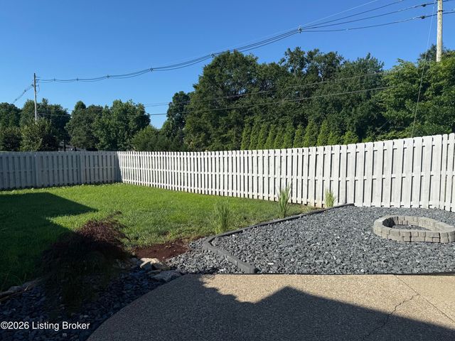 1118 Silvercrest Ln, Louisville, KY 40223