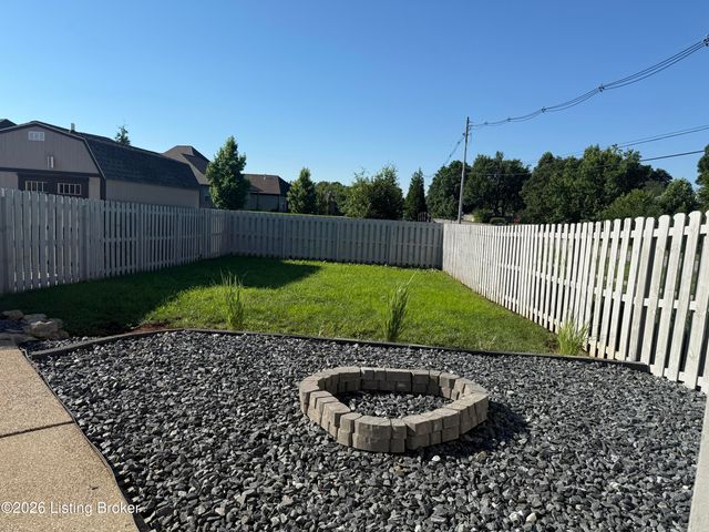 1118 Silvercrest Ln, Louisville, KY 40223