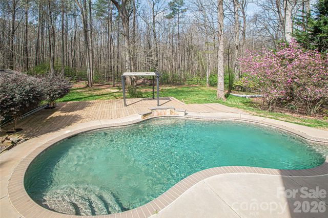 2725 Lakeview Circle, Matthews, NC 28105