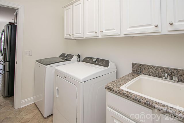 2725 Lakeview Circle, Matthews, NC 28105