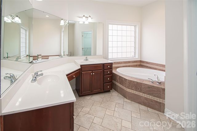 2725 Lakeview Circle, Matthews, NC 28105