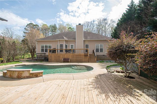 2725 Lakeview Circle, Matthews, NC 28105