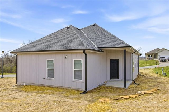 4911 Hocker Drive, Kansas City, MO 64136