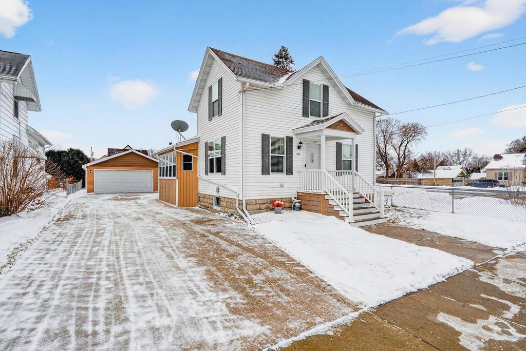 427 W 12th Avenue, Oshkosh, WI 54902