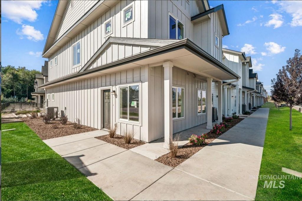 8246 W Mocha Ln, Garden City, ID 83714 photo 2