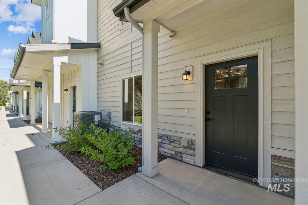 8246 W Mocha Ln, Garden City, ID 83714 photo 3