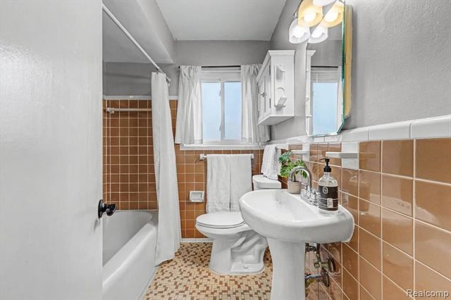 15403 Delaware Avenue, Redford, MI 48239