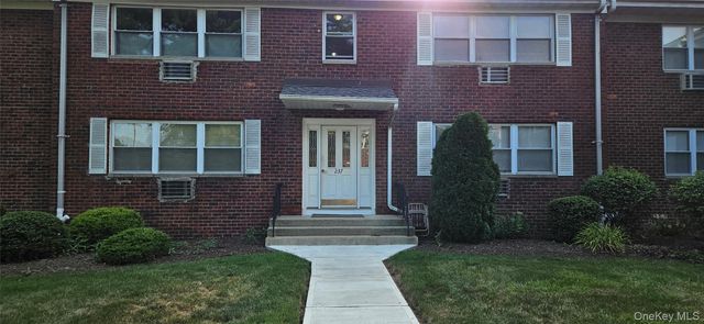 237 N Middletown Road H, Pearl River, NY 10965