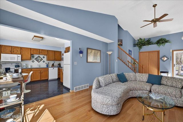 92 Cooks Court, Halfmoon, NY 12188