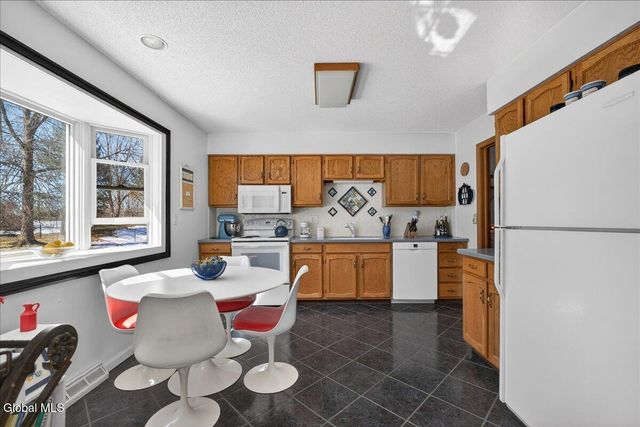 92 Cooks Court, Halfmoon, NY 12188