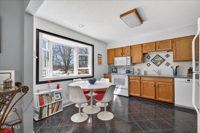 92 Cooks Court, Halfmoon, NY 12188