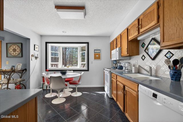 92 Cooks Court, Halfmoon, NY 12188