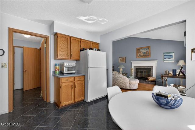 92 Cooks Court, Halfmoon, NY 12188