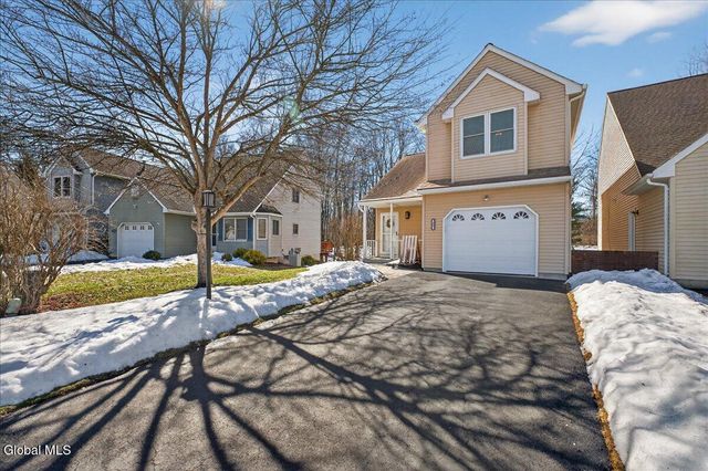 92 Cooks Court, Halfmoon, NY 12188