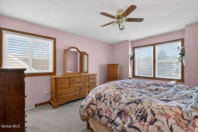 92 Cooks Court, Halfmoon, NY 12188