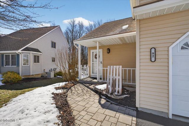 92 Cooks Court, Halfmoon, NY 12188