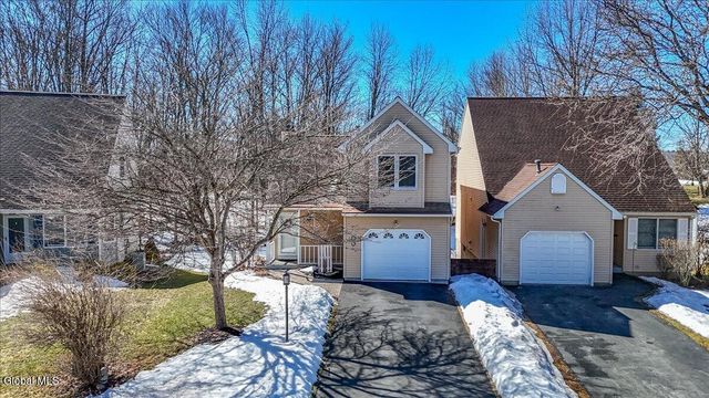 92 Cooks Court, Halfmoon, NY 12188