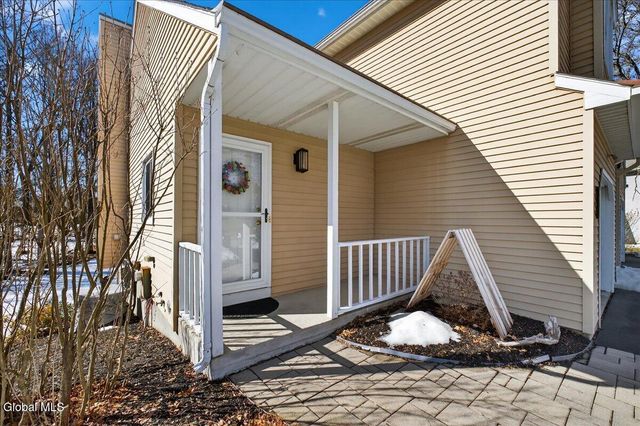 92 Cooks Court, Halfmoon, NY 12188