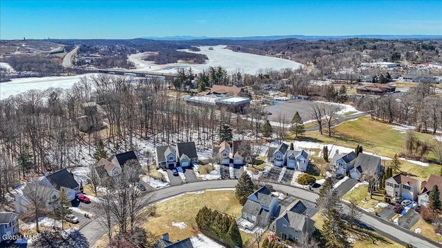 92 Cooks Court, Halfmoon, NY 12188