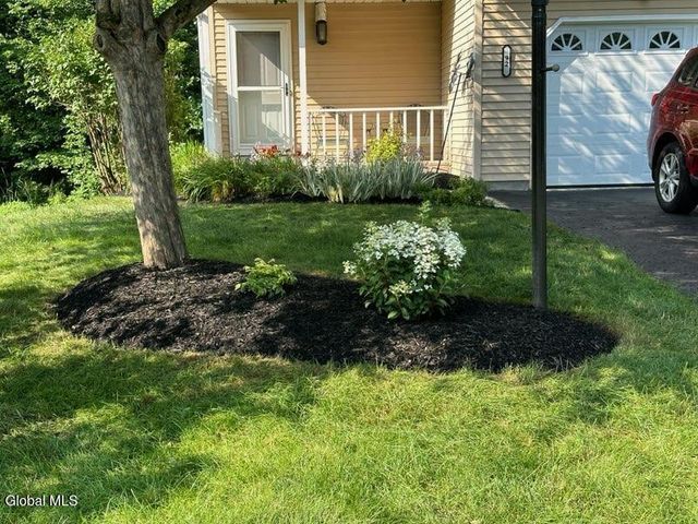 92 Cooks Court, Halfmoon, NY 12188